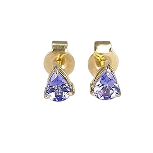 Puede incluir: Juego de tres tazas de cerámica color crema con esmalte moteado. Cada taza presenta un diseño floral pintado a mano en tonos azules, verdes y amarillos. Las tazas tienen una forma redondeada y un asa.