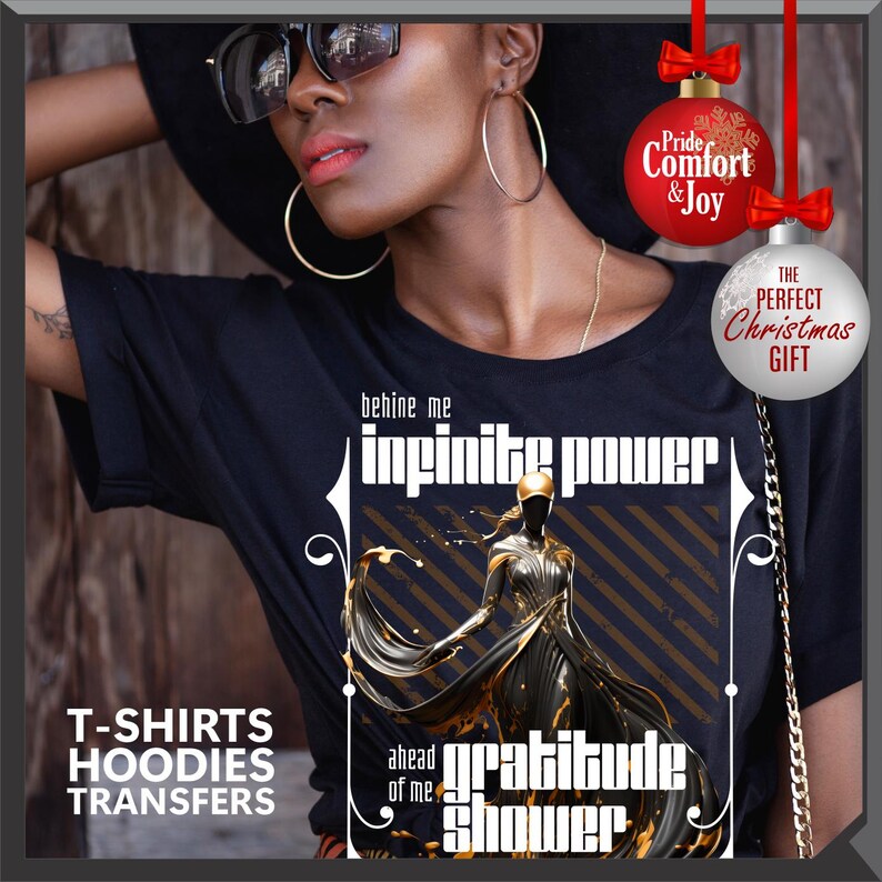 Może przedstawiać: Czarny t-shirt z graficznym wzorem z napisami "infinite power" i "gratitude shower". Projekt zawiera ilustrację postaci w powł&oacute;czystej sukni. Koszulka zawiera r&oacute;wnież napis "T-SHIRTS HOODIES TRANSFERS".
