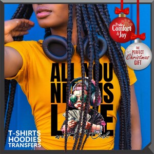Puede incluir: Camiseta amarilla mostaza con el texto "ALL YOU NEED IS LOVE" y un gr&aacute;fico de un ni&ntilde;o con auriculares y dinero. Las palabras "T-SHIRTS HOODIES TRANSFERS" est&aacute;n en la parte inferior. Unos auriculares negros est&aacute;n alrededor del cuello.