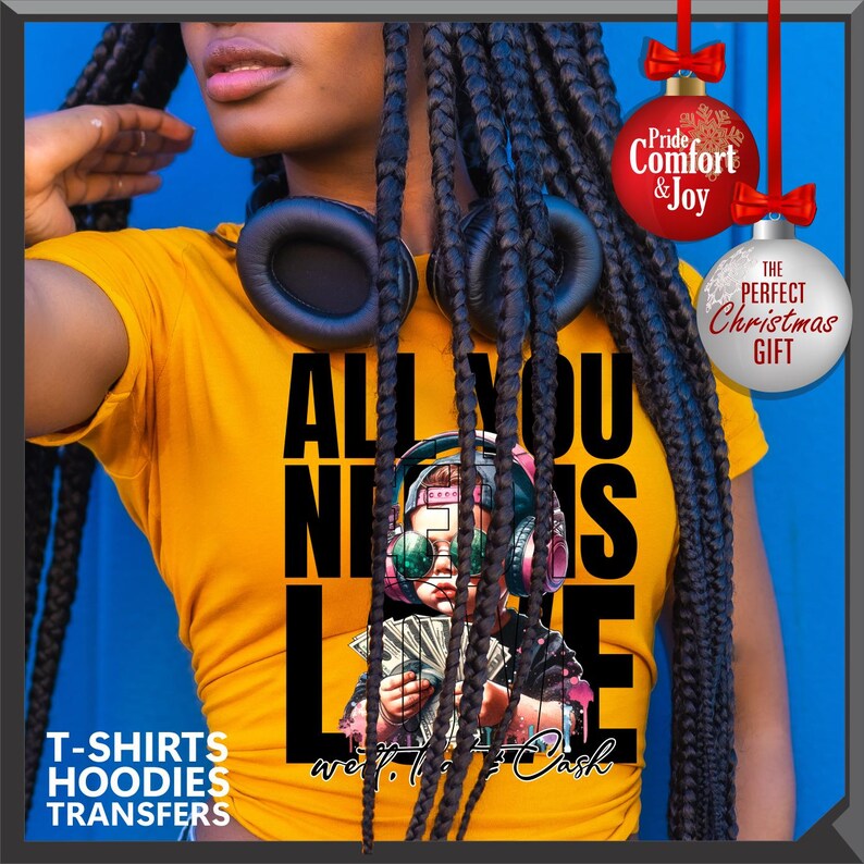 Puede incluir: Camiseta amarilla mostaza con el texto "ALL YOU NEED IS LOVE" y un gr&aacute;fico de un ni&ntilde;o con auriculares y dinero. Las palabras "T-SHIRTS HOODIES TRANSFERS" est&aacute;n en la parte inferior. Unos auriculares negros est&aacute;n alrededor del cuello.