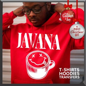 以下が含まれることがあります： 白い文字で「JAVANA」と書かれた赤いパーカー。その下に、スマイリーフェイスのコーヒーカップの白いグラフィックがあります。パーカーには「T-SHIRTS HOODIES TRANSFERS」の文字も入っています。