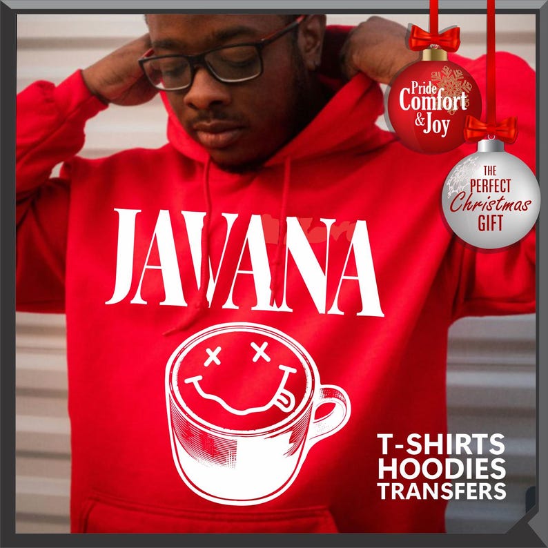 以下が含まれることがあります： 白い文字で「JAVANA」と書かれた赤いパーカー。その下に、スマイリーフェイスのコーヒーカップの白いグラフィックがあります。パーカーには「T-SHIRTS HOODIES TRANSFERS」の文字も入っています。