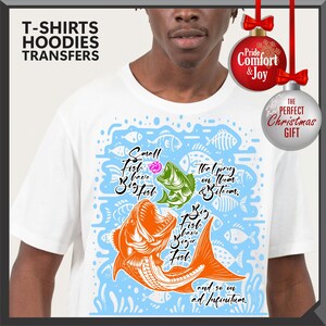 Pu&ograve; includere: T-shirt bianca con una grafica di pesce colorata e il testo "Small fish have big fish, the prey on them & bite 'em, big fish have bigger fish, and so on ad infinitum." La maglietta ha anche il testo "T-shirts, Hoodies, Transfers."