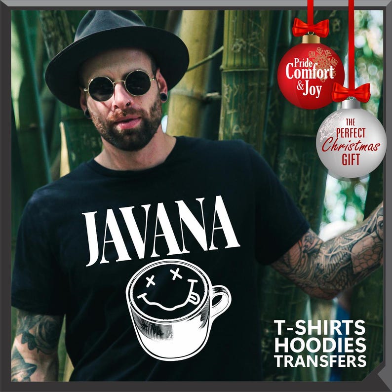 以下が含まれることがあります： 白文字で「JAVANA」と書かれた黒いTシャツと、スマイリーフェイスの白いコーヒーカップのグラフィック。画像には「T-SHIRTS HOODIES TRANSFERS」というテキストも含まれています。