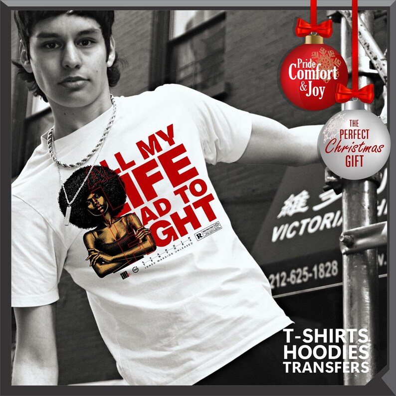 Może przedstawiać: Biała koszulka z czerwonym napisem "ALL MY LIFE HAD TO FIGHT", z grafiką kobiety. Obraz zawiera r&oacute;wnież tekst "T-SHIRTS HOODIES TRANSFERS".