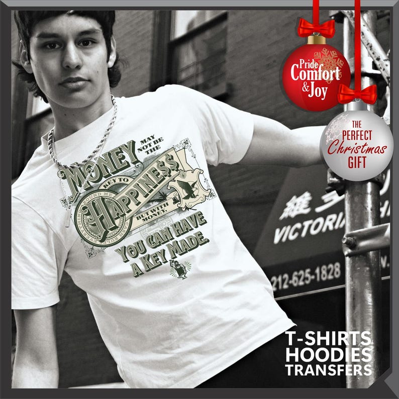 Pu&ograve; includere: T-shirt bianca con un design grafico con le parole "Money Key to Happiness" e altro testo. Il design include immagini di banconote e una chiave. L'immagine include anche decorazioni natalizie e il testo "Pride & Joy" e "The Perfect Christmas Gift".