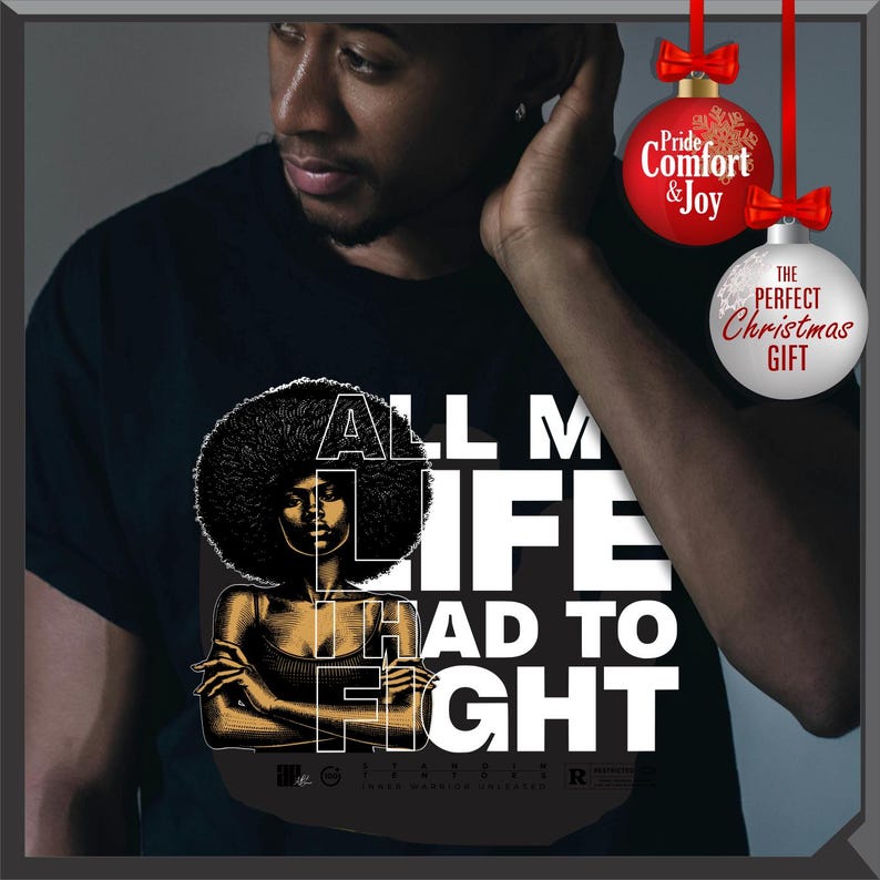 Może przedstawiać: Czarny t-shirt z grafiką kobiety z afro i napisem "ALL MY LIFE HAD TO FIGHT". Projekt jest w kolorach białym i złotym. Widoczna jest bombka świąteczna.
