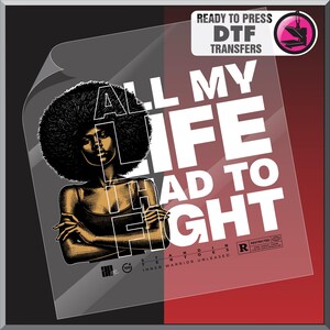 Może przedstawiać: Transfer DTF z kobietą z afro i napisem "ALL MY LIFE HAD TO FIGHT". Obraz jest w czerni, bieli i złocie, z czerwonym tłem. Zawiera tekst "READY TO PRESS DTF TRANSFERS".