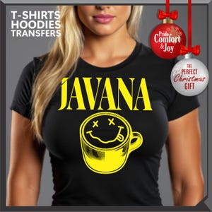 以下が含まれることがあります： 黄色い文字で「JAVANA」とスマイリーフェイスのコーヒーカップのデザインがプリントされた黒いTシャツ。シャツには「T-SHIRTS HOODIES TRANSFERS」という文字も白でプリントされています。「Pride Comfort & Joy」と書かれたクリスマスオーナメントが見えます。