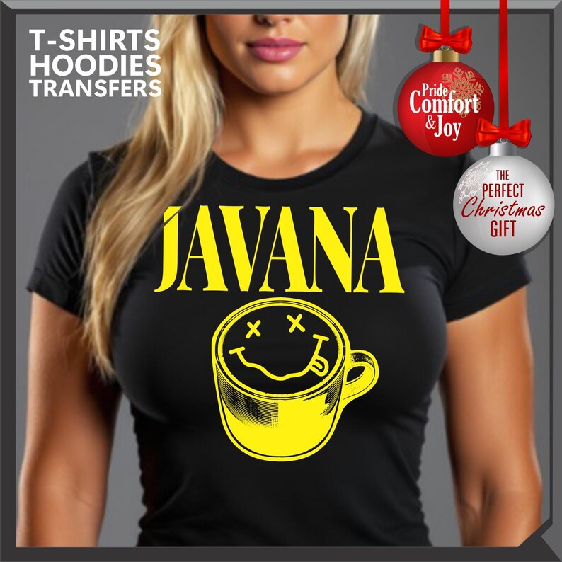 以下が含まれることがあります： 黄色い文字で「JAVANA」とスマイリーフェイスのコーヒーカップのデザインがプリントされた黒いTシャツ。シャツには「T-SHIRTS HOODIES TRANSFERS」という文字も白でプリントされています。「Pride Comfort & Joy」と書かれたクリスマスオーナメントが見えます。
