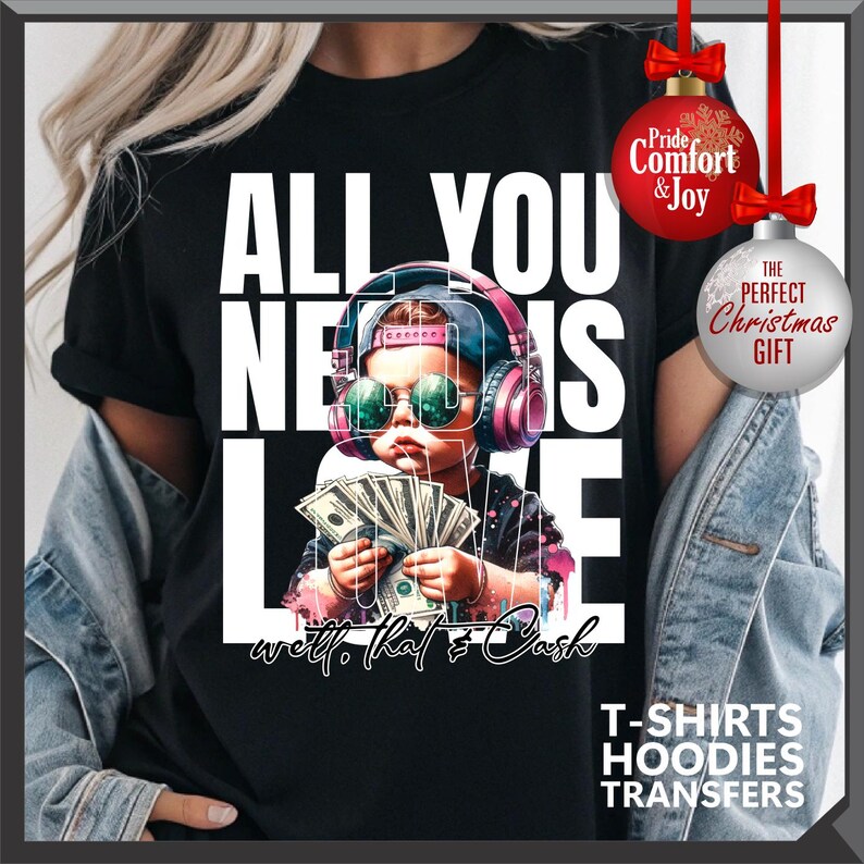 Puede incluir: Camiseta negra con el texto "ALL YOU NEED IS LOVE" y un gr&aacute;fico de un ni&ntilde;o con auriculares y gafas de sol, sosteniendo dinero. La frase "well, that's cash" est&aacute; escrita debajo. Incluye adornos navide&ntilde;os.