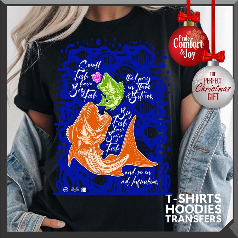 Pu&ograve; includere: Maglietta nera con sfondo blu e illustrazioni di pesci. La maglietta presenta il testo "Small Fish have Big Fish, Big Fish have Bigger Fish, and so on ad infinitum." Sono visibili anche due decorazioni natalizie.