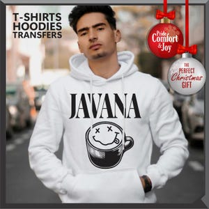 以下が含まれることがあります： 「JAVANA」の黒い文字がプリントされた白いパーカー。スマイリーフェイスのコーヒーカップのデザインが特徴です。画像には「T-SHIRTS HOODIES TRANSFERS」の文字と、「Pride Comfort & Joy」と「THE PERFECT CHRISTMAS GIFT」と書かれたクリスマスオーナメントも含まれています。