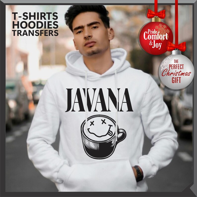 以下が含まれることがあります： 「JAVANA」の黒い文字がプリントされた白いパーカー。スマイリーフェイスのコーヒーカップのデザインが特徴です。画像には「T-SHIRTS HOODIES TRANSFERS」の文字と、「Pride Comfort & Joy」と「THE PERFECT CHRISTMAS GIFT」と書かれたクリスマスオーナメントも含まれています。