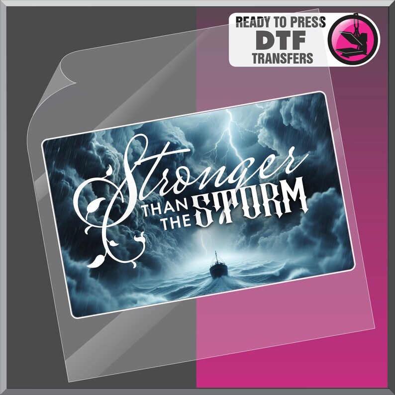 K&ouml;nnte beinhalten: Ein sofort einsatzbereiter DTF-Transfer mit dem Text "Stronger Than The Storm" &uuml;ber einem dramatischen Bild eines Schiffes auf See w&auml;hrend eines Sturms. Das Design umfasst einen st&uuml;rmischen Himmel mit Blitzen und ein dunkelblaues und wei&szlig;es Farbschema.