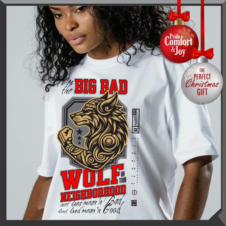 Puede incluir: Camiseta blanca con un gr&aacute;fico de un lobo con corona y brazo musculoso. El texto dice "BIG BAD WOLF IN THE NEIGHBORHOOD" en rojo. La camiseta tambi&eacute;n tiene el texto "not bad mean'n Bad, but bad mean'n Good".