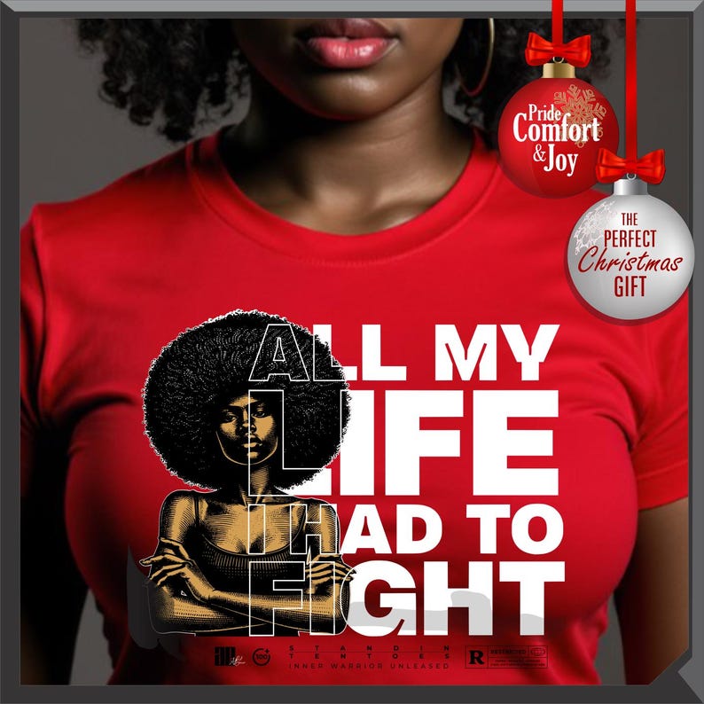 Może przedstawiać: Czerwona koszulka z białym napisem "ALL MY LIFE HAD TO FIGHT". Koszulka przedstawia ilustrację kobiety z afro. Dwie bombki choinkowe wiszą u g&oacute;ry, jedna z napisem "Pride, Comfort & Joy", a druga "The Perfect Christmas Gift."