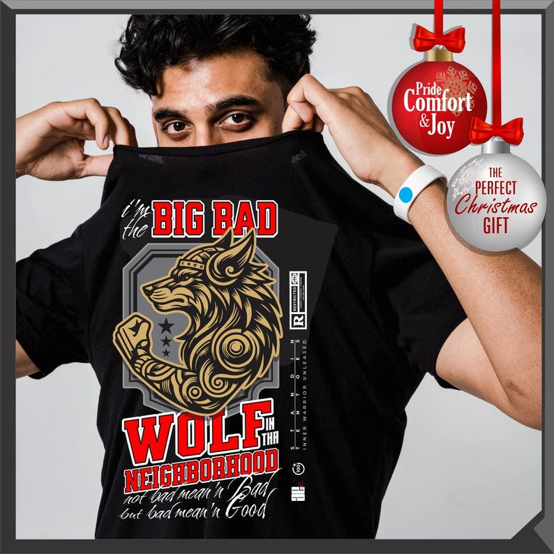 Puede incluir: Camiseta negra con un dise&ntilde;o de lobo dorado y negro y el texto "I'm the Big Bad Wolf in the Neighborhood". La camiseta tambi&eacute;n tiene el texto "not bad mean'n' Bad, but bad mean'n' Good".