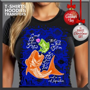 Pu&ograve; includere: T-shirt nero con un motivo di pesci blu e una grafica di pesci arancioni e verdi. Il testo sulla maglietta recita: "I pesci piccoli hanno pesci grandi che li predano e li mordono. I pesci grandi hanno pesci pi&ugrave; grandi e cos&igrave; via ad infinitum."