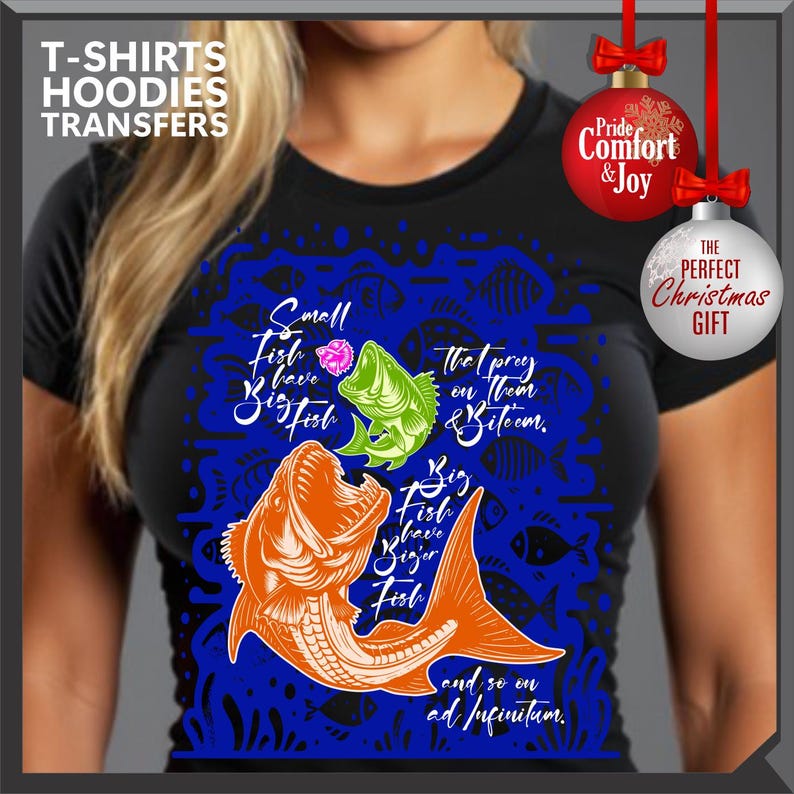 Pu&ograve; includere: T-shirt nero con un motivo di pesci blu e una grafica di pesci arancioni e verdi. Il testo sulla maglietta recita: "I pesci piccoli hanno pesci grandi che li predano e li mordono. I pesci grandi hanno pesci pi&ugrave; grandi e cos&igrave; via ad infinitum."
