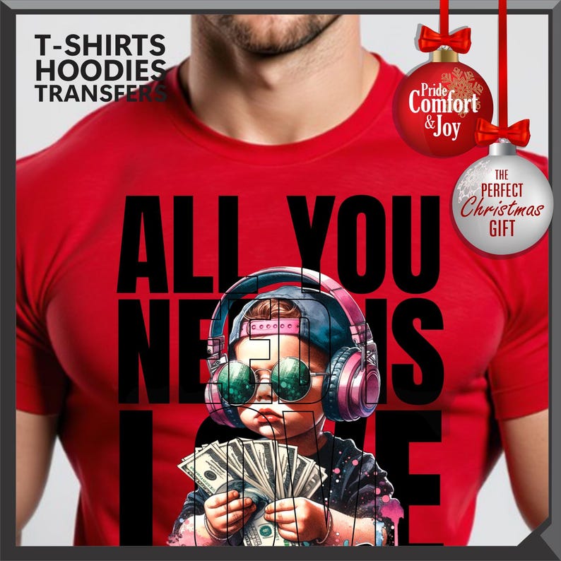 Puede incluir: Camiseta roja con el texto "ALL YOU NEED IS LOVE" y un gr&aacute;fico de un ni&ntilde;o con auriculares y dinero. La imagen tambi&eacute;n incluye el texto "T-SHIRTS HOODIES TRANSFERS". Tambi&eacute;n se ven dos adornos navide&ntilde;os.