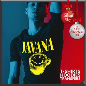 以下が含まれることがあります： 黄色い文字で「JAVANA」と書かれた黒いTシャツ。その下に黄色のスマイリーフェイスのコーヒーカップのデザインがあります。画像には「Pride Comfort & Joy」と「The Perfect Christmas Gift」という文字が含まれています。右下隅には「T-SHIRTS HOODIES TRANSFERS」と書かれています。