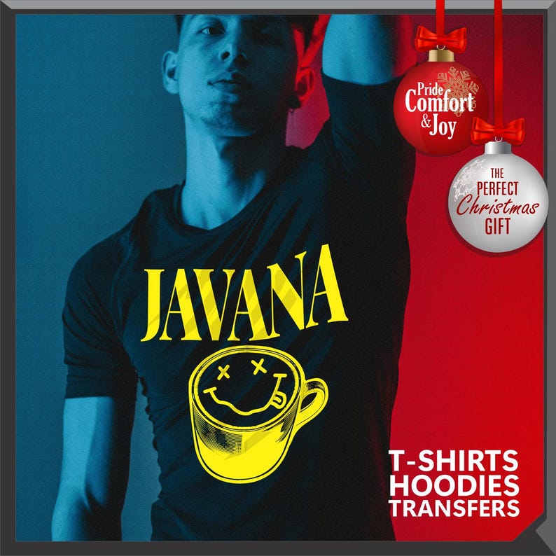 以下が含まれることがあります： 黄色い文字で「JAVANA」と書かれた黒いTシャツ。その下に黄色のスマイリーフェイスのコーヒーカップのデザインがあります。画像には「Pride Comfort & Joy」と「The Perfect Christmas Gift」という文字が含まれています。右下隅には「T-SHIRTS HOODIES TRANSFERS」と書かれています。