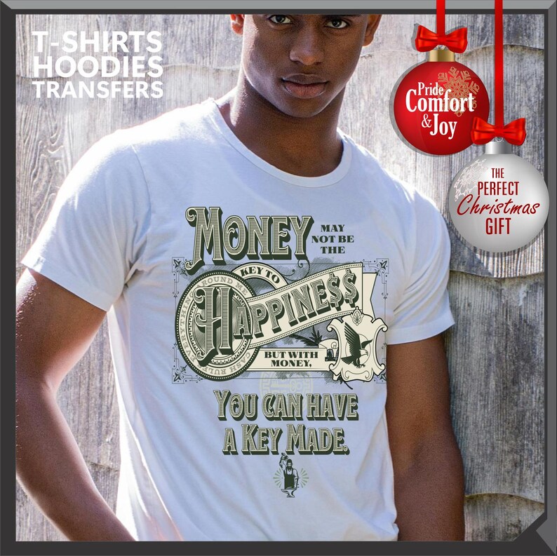 Pu&ograve; includere: T-shirt bianco con un design grafico che recita "Money Key to Happiness" in stile vintage. La maglietta ha anche il testo "You Can Have A Key Made". L'immagine include decorazioni natalizie con testo.