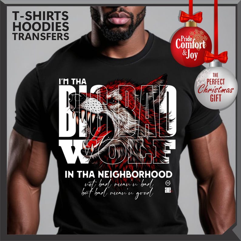 Op de afbeelding: Zwart t-shirt met een afbeelding van een rode en witte wolf. De tekst op het shirt luidt "I'M THA BIG BAD WOLF" en "IN THA NEIGHBORHOOD". De tekst "not bad mean'in bad but bad mean'in good" is ook zichtbaar.