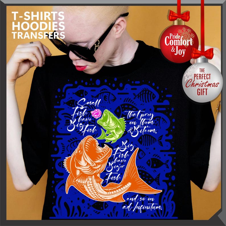Pu&ograve; includere: T-shirt nero con grafica blu con illustrazioni di pesci arancioni e verdi e il testo "Small Fish have Big Fish" e "Big Fish have Bigger Fish". La maglietta ha anche il testo "and so on ad infinitum."