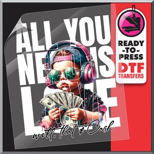 Puede incluir: Transferencia DTF con un ni&ntilde;o con auriculares, gafas de sol y gorra, sosteniendo dinero. El texto "ALL YOU NEED IS LOVE" est&aacute; en blanco, con "well, that's cash" en cursiva. A la derecha hay una etiqueta "READY-TO-PRESS DTF TRANSFERS".