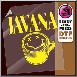 以下が含まれることがあります： 黄色で「JAVANA」の文字が書かれたDTF（Direct to Film）転写シート。その上に、スマイリーフェイスのデザインが施された黄色のコーヒーカップが描かれています。シートは茶色の背景にあり、「READY-TO-PRESS DTF TRANSFERS」のラベルが付いています。