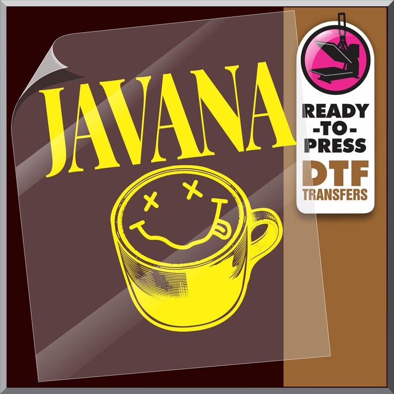 以下が含まれることがあります： 黄色で「JAVANA」の文字が書かれたDTF（Direct to Film）転写シート。その上に、スマイリーフェイスのデザインが施された黄色のコーヒーカップが描かれています。シートは茶色の背景にあり、「READY-TO-PRESS DTF TRANSFERS」のラベルが付いています。