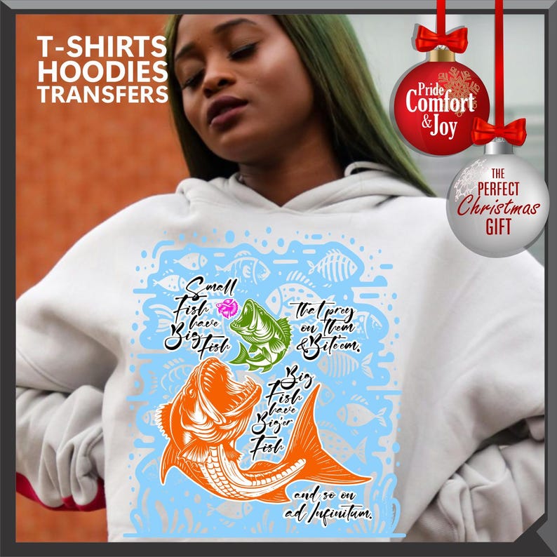 Pu&ograve; includere: Felpa con cappuccio bianca con grafica di pesce e la scritta "Small fish have big fish, big fish have bigger fish." La felpa con cappuccio ha anche la scritta "T-shirts, hoodies, transfers."