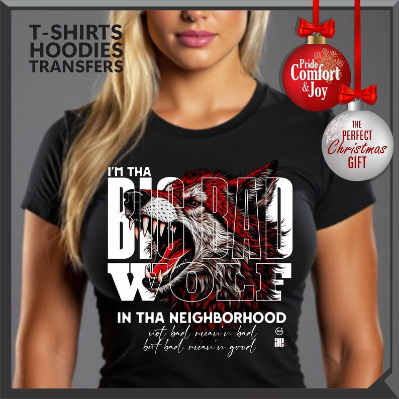 Op de afbeelding: Zwart T-shirt met een rode en witte wolfafbeelding. De tekst "I'M THA BIG BAD WOLF IN THA NEIGHBORHOOD" staat erop. De tekst "not bad mean'in bad but bad mean'in good" is ook zichtbaar.