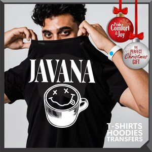 以下が含まれることがあります： 白文字で「JAVANA」と書かれた黒いTシャツ。その下に、スマイリーフェイスのコーヒーカップの白いグラフィックがあります。画像には「T-SHIRTS HOODIES TRANSFERS」という文字も含まれています。