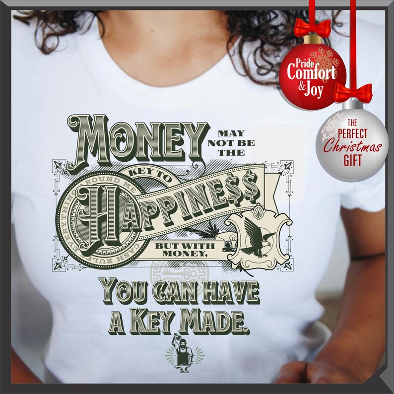 Pu&ograve; includere: T-shirt bianca con un design grafico verde e beige, con le parole "I soldi potrebbero non essere la chiave della felicit&agrave;, ma con i soldi, puoi farti fare una chiave." Include decorazioni natalizie.