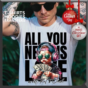Puede incluir: Camiseta blanca con un gr&aacute;fico de un ni&ntilde;o con gafas de sol y auriculares, sosteniendo dinero. El texto "ALL YOU NEED IS LOVE" est&aacute; encima de la imagen, con "well, that's cash" debajo. La imagen tambi&eacute;n incluye el texto "T-SHIRTS, HOODIES, TRANSFERS".