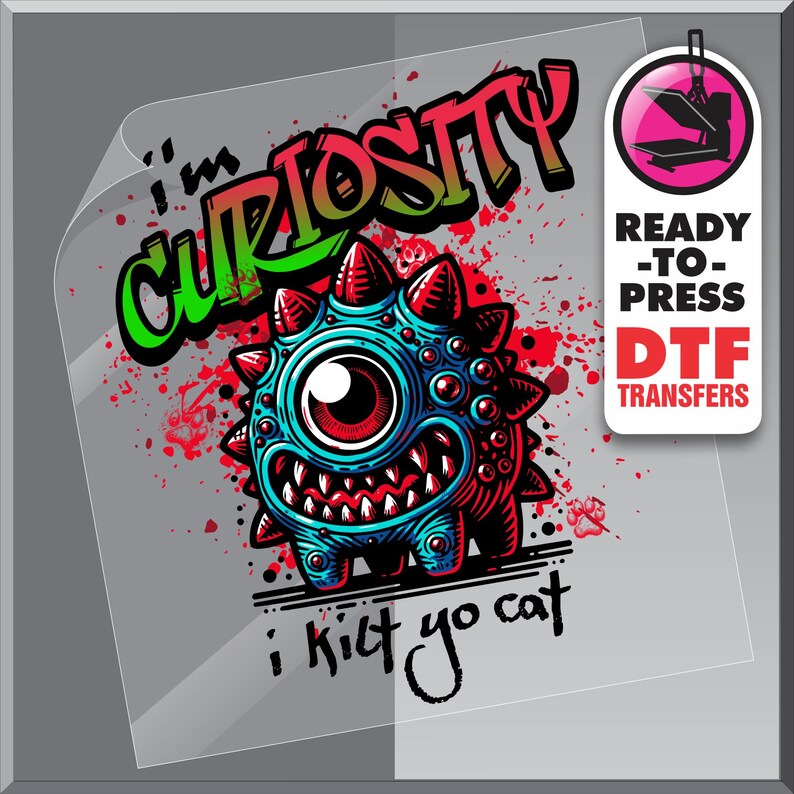 Może przedstawiać: Transfer DTF z kresk&oacute;wkowym potworem w kolorach niebieskim, czerwonym i zielonym, z dużym okiem i ostrymi zębami. Zawiera tekst "I'm curiosity" i "i kict yo cat". Gotowy do prasowania.