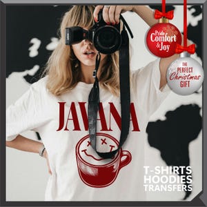 以下が含まれることがあります： バーガンディ色の「JAVANA」の文字と、スマイリーフェイスのバーガンディ色のコーヒーカップのグラフィックが特徴の白いTシャツ。画像には、「Pride, Comfort & Joy」と「The Perfect Christmas Gift」と書かれたクリスマスオーナメントも含まれています。