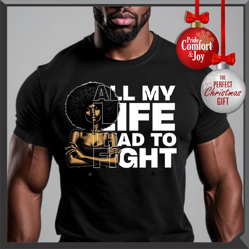 Może przedstawiać: Czarna koszulka z grafiką kobiety z afro i napisem "ALL MY LIFE HAD TO FIGHT" w kolorze białym i złotym. Dwie bombki choinkowe w tle.