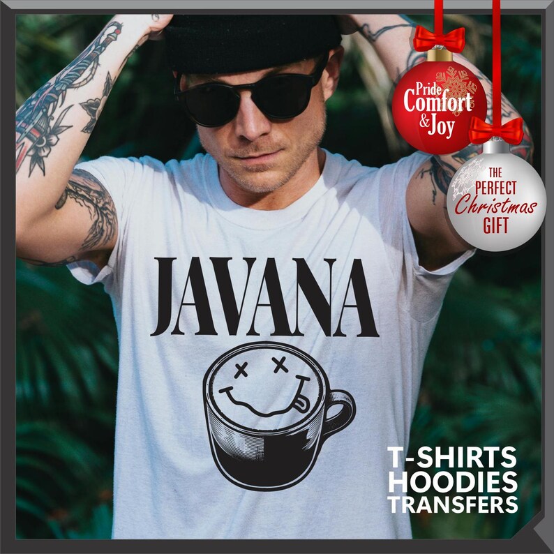 以下が含まれることがあります： 「JAVANA」の文字が黒太字でプリントされた白いTシャツ。その下に、スマイリーフェイスが描かれた白黒のコーヒーカップのデザイン。画像にはクリスマスのオーナメントと「T-SHIRTS HOODIES TRANSFERS」の文字が含まれています。