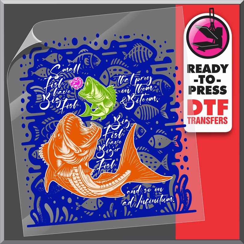 Pu&ograve; includere: Foglio di trasferimento DTF con sfondo blu, illustrazioni di pesci e il testo "Small fish have big fish, big fish have bigger fish, and so on ad infinitum." Il design include illustrazioni di pesci arancioni e verdi. Un'etichetta "Ready-to-Press DTF Transfers" &egrave; a destra.