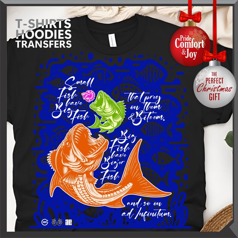 Pu&ograve; includere: T-shirt nera con grafica di pesce colorata e la scritta "Small Fish have Big Fish, Big Fish have Bigger Fish, and so on ad infinitum." Il design include elementi arancioni, verdi e blu. Un regalo di Natale perfetto.