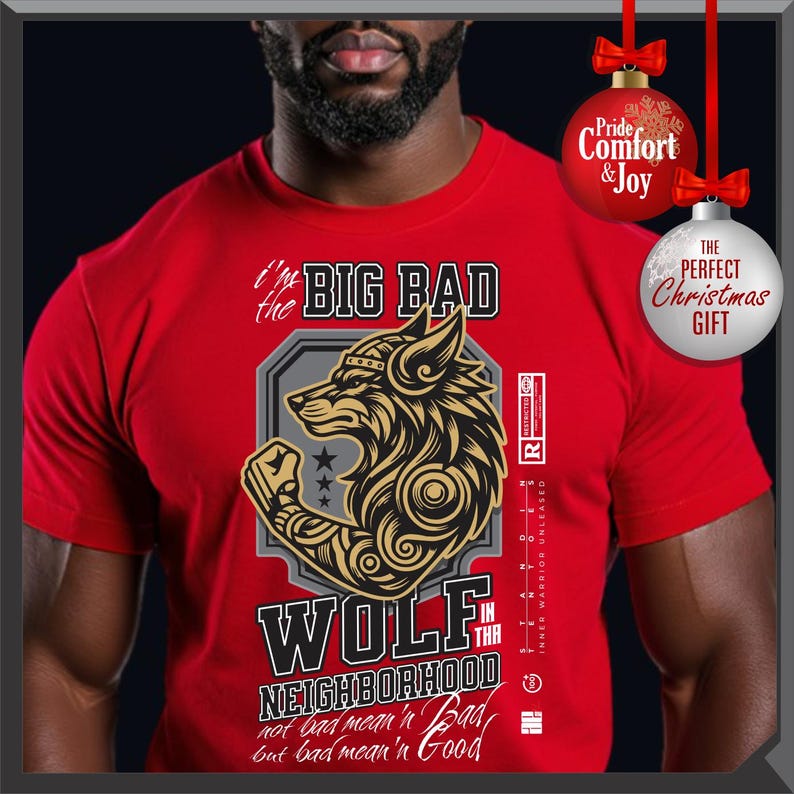 Puede incluir: Camiseta roja con un dise&ntilde;o de lobo y el texto "BIG BAD WOLF IN THE NEIGHBORHOOD". El dise&ntilde;o tambi&eacute;n incluye las frases "Pride & Joy" y "The Perfect Christmas Gift". El texto "not bad mean'n Bad but bad mean'n Good" tambi&eacute;n est&aacute; presente.