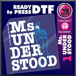 Puede incluir: Una l&aacute;mina de transferencia DTF (Directo a Pel&iacute;cula) azul con las palabras "Ms. Understood" en blanco, junto con una ilustraci&oacute;n de una mano. Tambi&eacute;n se ve el texto "Ready to Press" y "Just Say'n". Se incluye un gr&aacute;fico de prensa de calor.