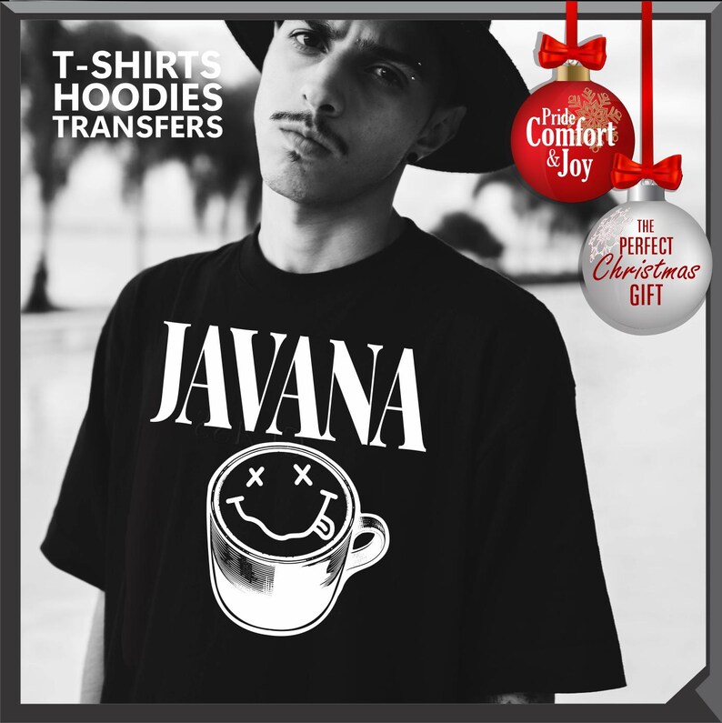 以下が含まれることがあります： 白い文字で「JAVANA」と書かれた黒いTシャツ。その上に、スマイリーフェイスのコーヒーカップの白いグラフィックがあります。画像には「T-SHIRTS HOODIES TRANSFERS」という文字も含まれています。2つのクリスマスオーナメントも表示されています。