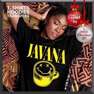 以下が含まれることがあります： 黄色で「JAVANA」という文字が入った黒いTシャツと、スマイリーフェイスの黄色いコーヒーカップのデザイン。画像には「T-SHIRTS HOODIES TRANSFERS」と「Pride Comfort & Joy」と「THE PERFECT CHRISTMAS GIFT」という文字も含まれています。