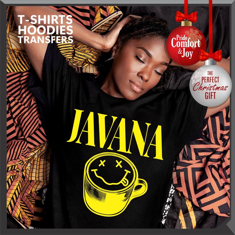 以下が含まれることがあります： 黄色で「JAVANA」という文字が入った黒いTシャツと、スマイリーフェイスの黄色いコーヒーカップのデザイン。画像には「T-SHIRTS HOODIES TRANSFERS」と「Pride Comfort & Joy」と「THE PERFECT CHRISTMAS GIFT」という文字も含まれています。