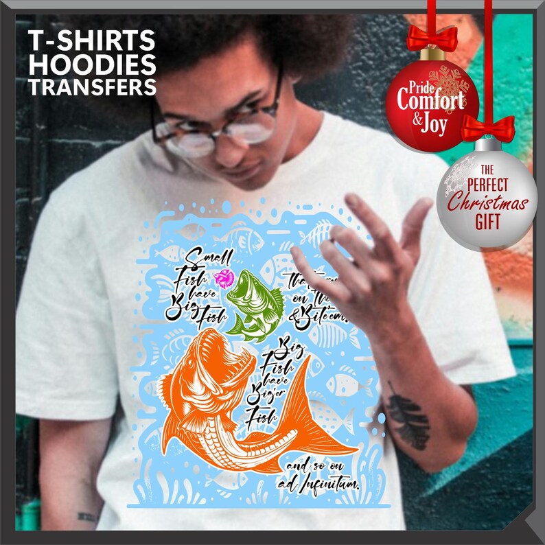 Pu&ograve; includere: T-shirt bianca con una grafica di pesce colorata e la scritta "Small fish have big fish, big fish have bigger fish, and so on ad infinitum." La maglietta ha anche la scritta "T-shirts, hoodies, transfers."